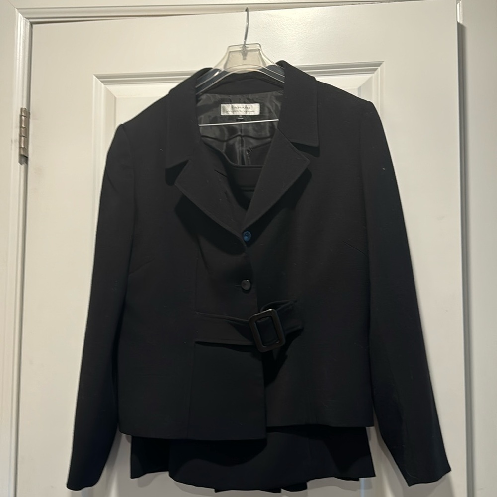 Tahari Black Jacket & Skirt suit size 16
